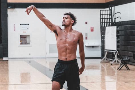how tall is trae young without shoes